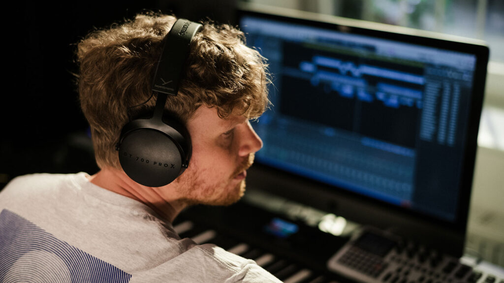 Features of Beyerdynamic DT 900 Pro X, including Tesla 50mm drivers and detachable cables.