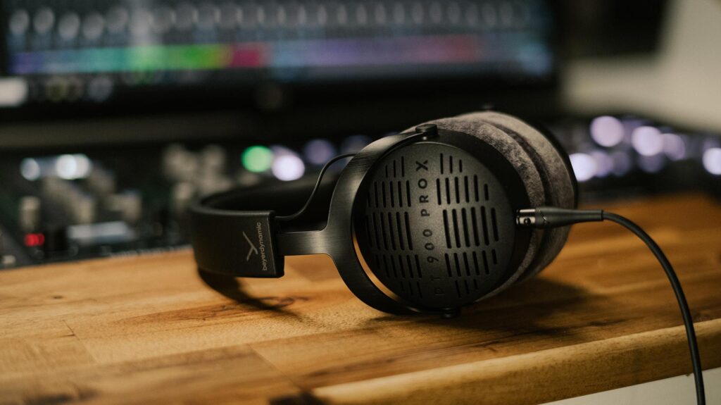 Close-up of the memory foam ear pads and adjustable headband of Beyerdynamic DT 900 Pro X for comfort.