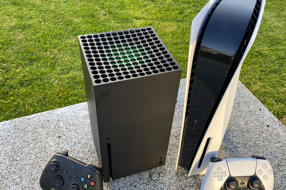 Xbox Series X vs PS5 side-by-side comparison front look